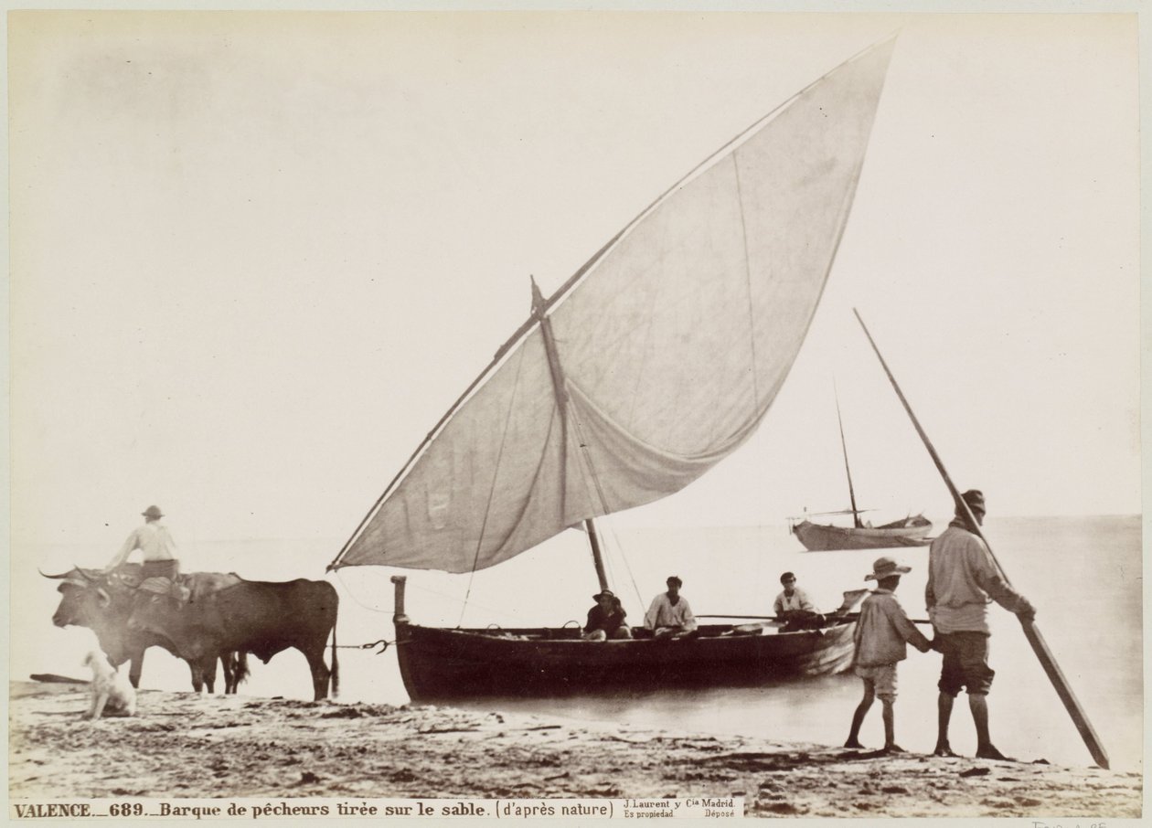 Ossen trekken vissersboot het strand op Valenciassa VALENCE.- Hiekalle piirretty kalastusvene. (luonnosta) (otsikko esineessä) tekijältä Juan Laurent