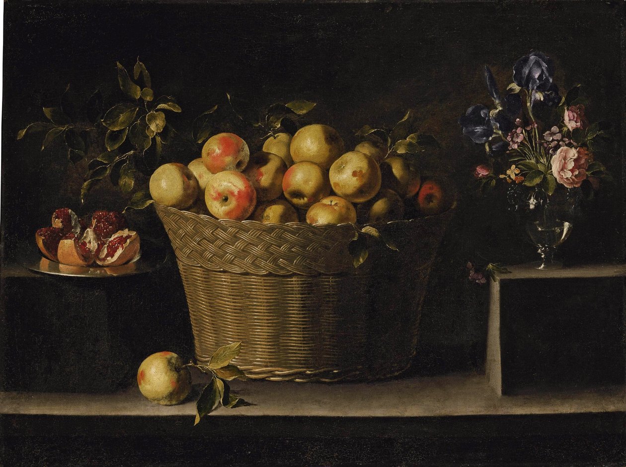Omenoita pajukorissa, avattu granaattiomena hopealautasella ja ruusuja, iiriksiä ja muita kukkia lasimaljakossa, kivitasanteella. tekijältä Juan de Zurbaran
