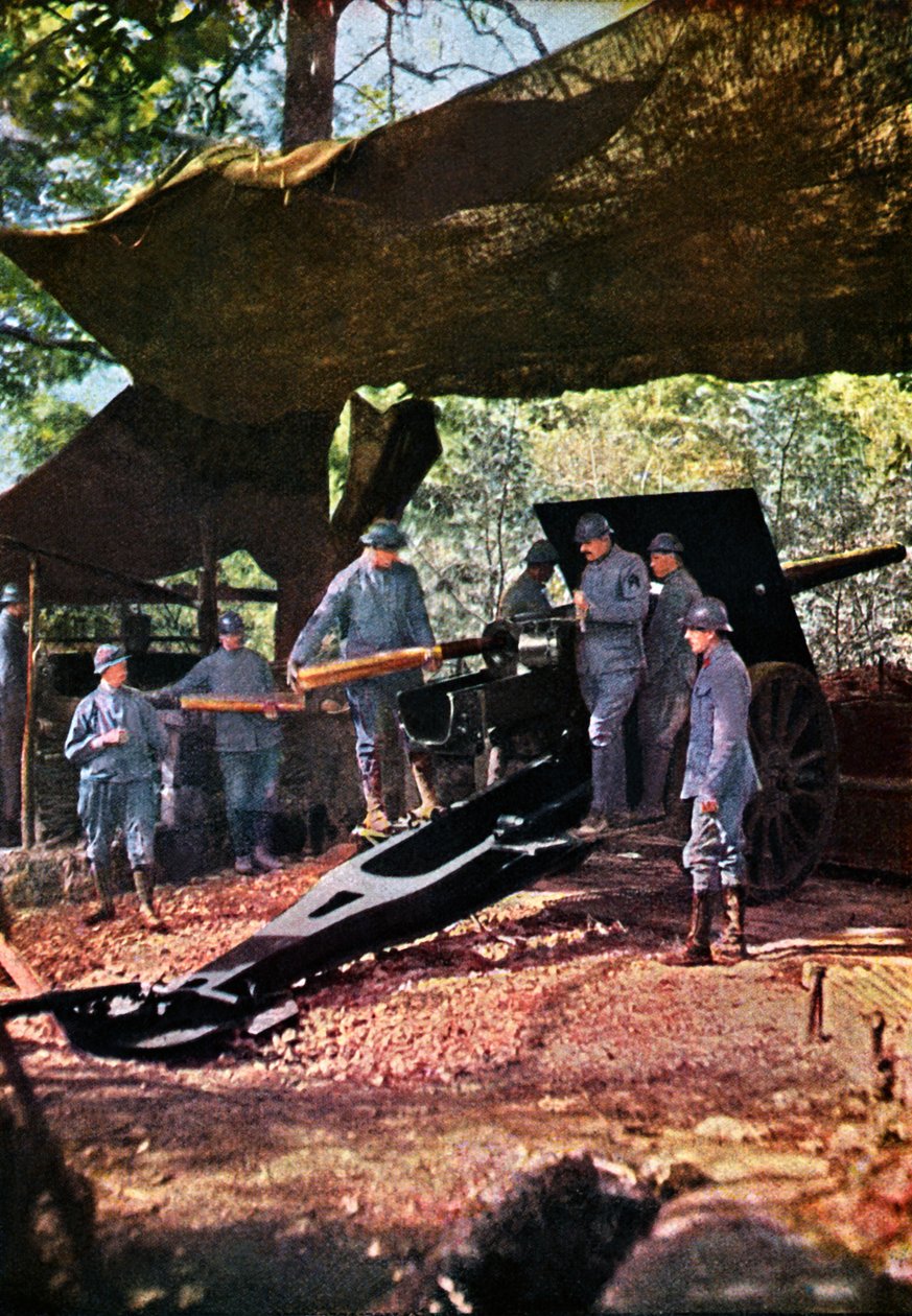 Ranskalainen raskaiden tykkien patteri naamiointiverkon alla metsässä, Verdun, syyskuu 1916 (luonnonvalokuvio). tekijältä Jules Gervais Courtellemont