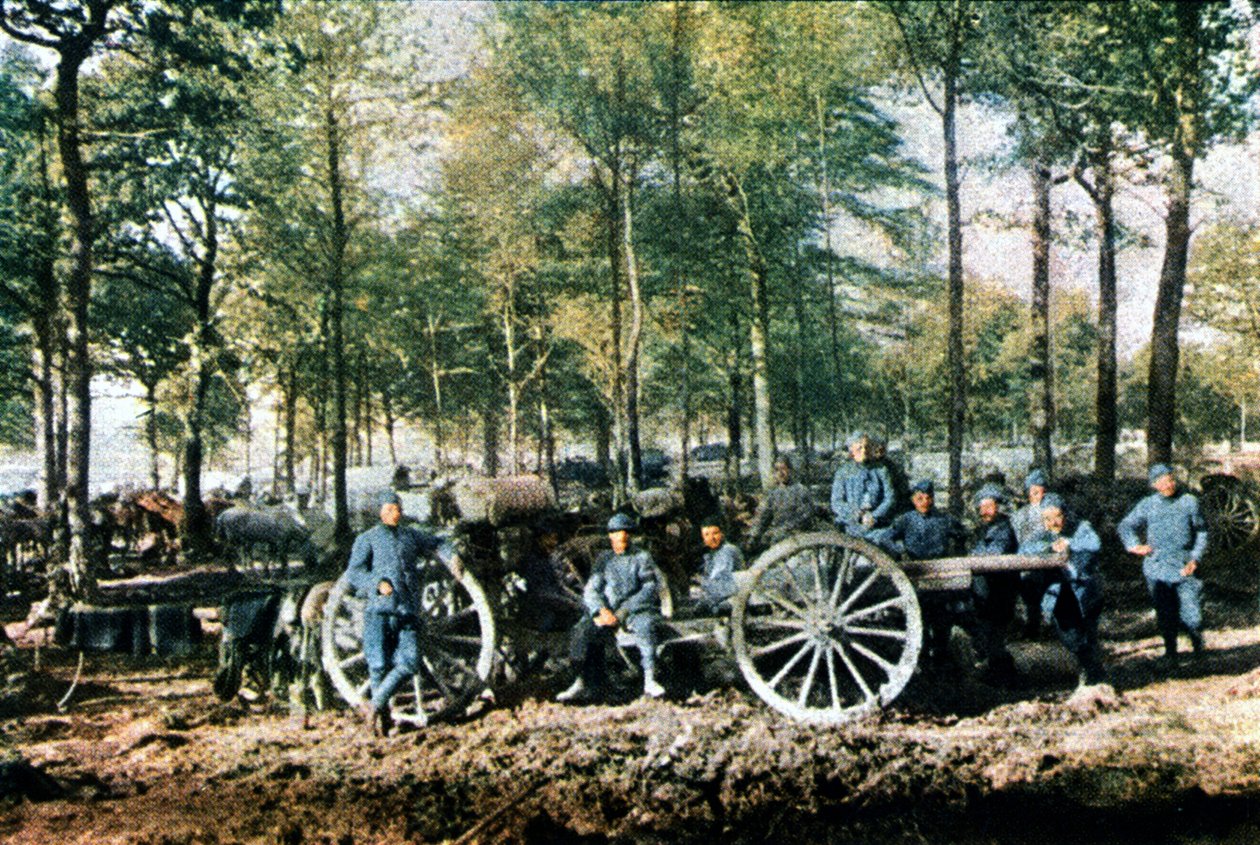 Ryhmä ranskalaisia tykistömiehiä 75 mm:n aseilla Verdunin taistelun aikana syyskuussa 1916 (autokromi) tekijältä Jules Gervais Courtellemont