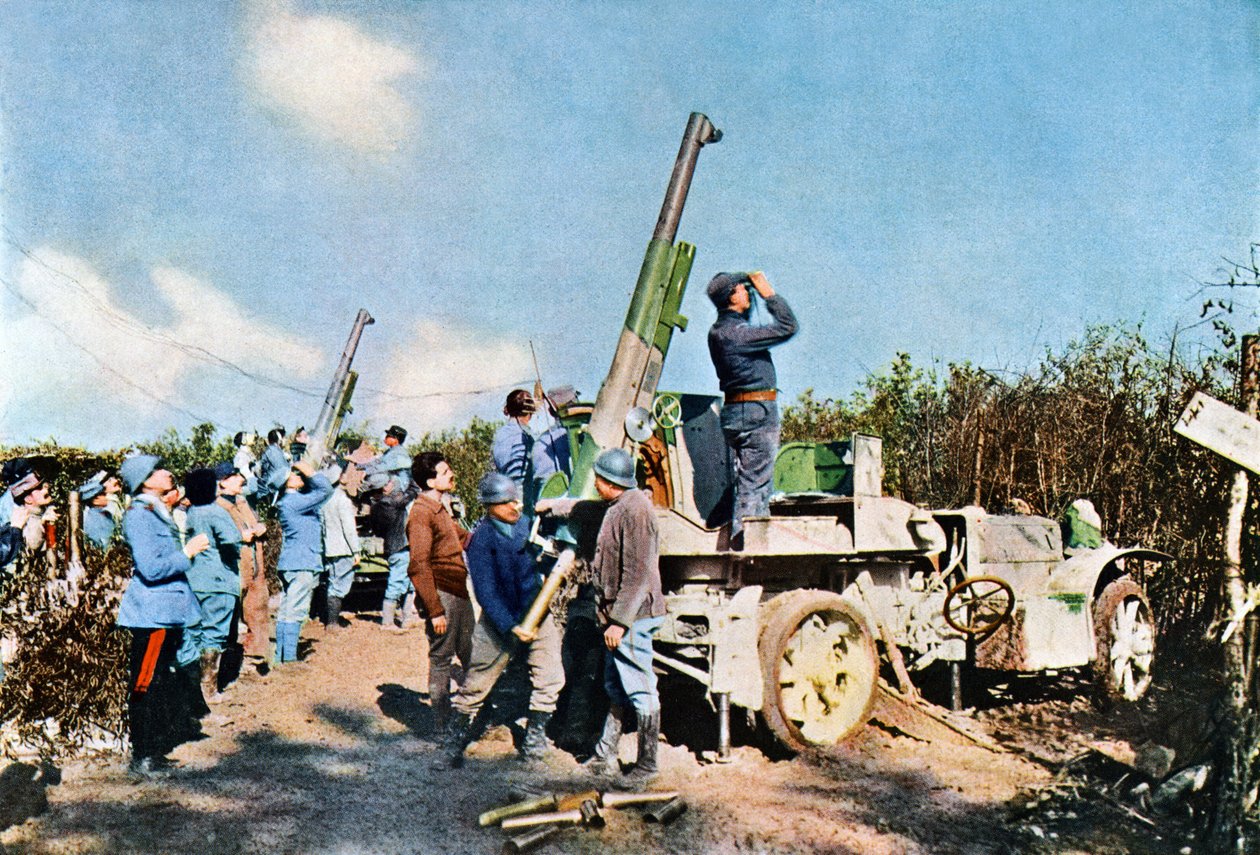 Ajoneuvoihin kiinnitettyjä ilmatorjuntatykkejä toiminnassa, Verdun, syyskuu 1916 (luonnonvalokuvioitu) tekijältä Jules Gervais Courtellemont