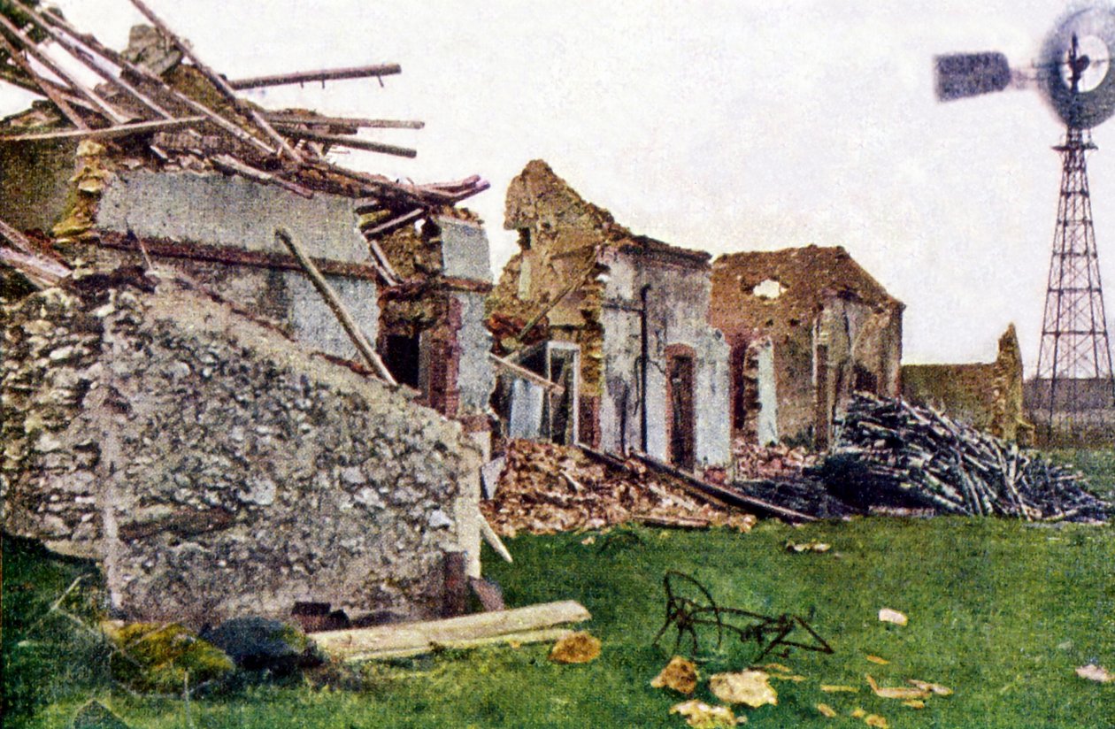 Tuhoutuneita rakennuksia Villeneuve-Lez-Charlevillessä Reimsin eteläpuolella Marnen taistelun aikana syyskuussa 1914 (autokromi) tekijältä Jules Gervais Courtellemont