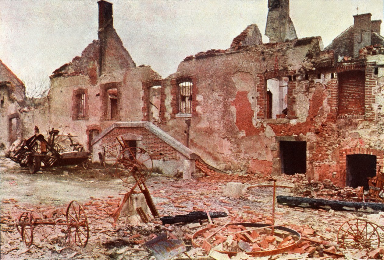 Tuhoutuneita rakennuksia pienessä kaupungissa Marnen taistelun aikana Pariisin itäpuolella, syyskuussa 1914 (autokromi) tekijältä Jules Gervais Courtellemont