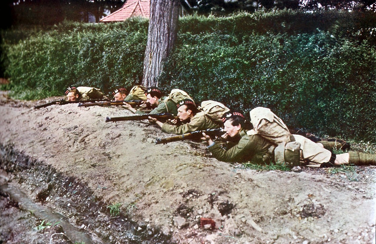 Viisi jalkaväkeä Skotlannista kivääreineen valmiina Marnen taistelun aikana Pariisin itäpuolella, syyskuussa 1914 (autokromi) tekijältä Jules Gervais Courtellemont