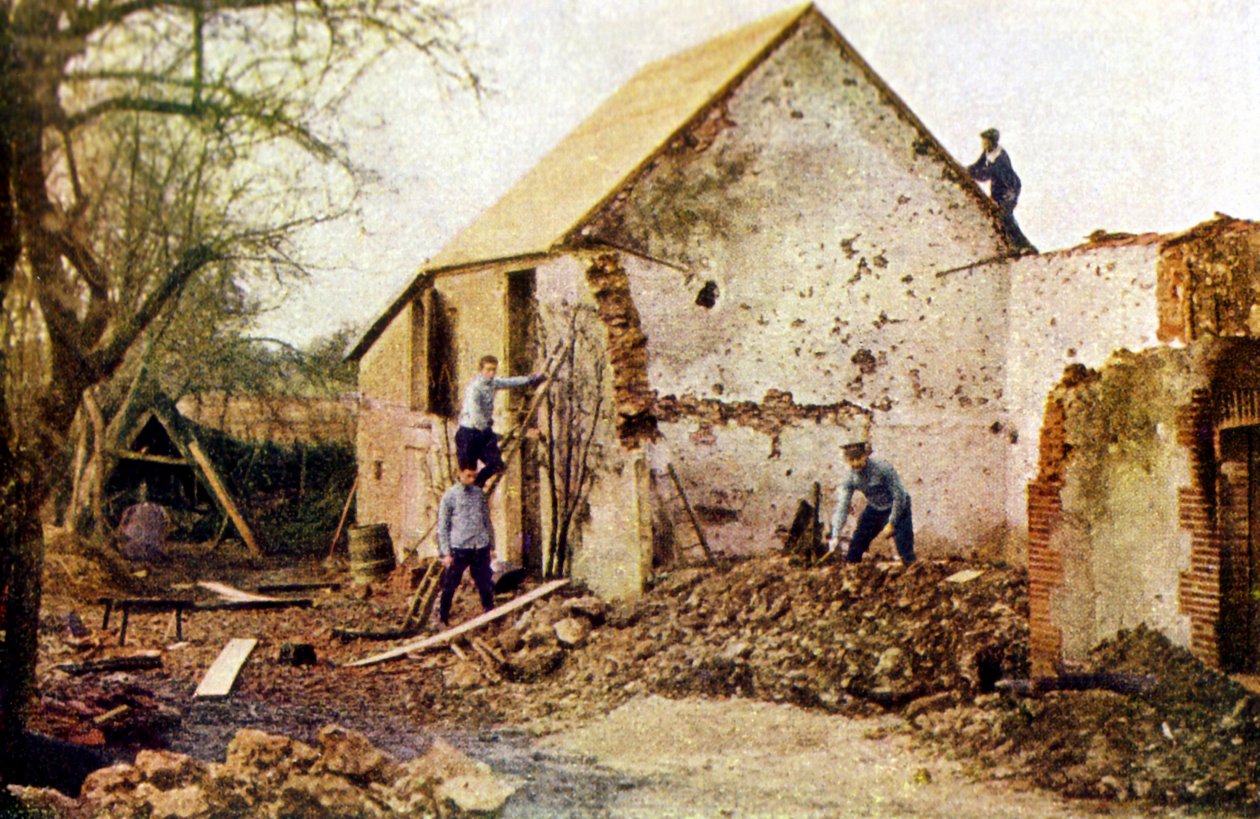 Neljä miestä työskentelee talossa, joka vaurioitui vakavasti Marnen taistelussa Pariisin itäpuolella syyskuussa 1914 (autokromi) tekijältä Jules Gervais Courtellemont