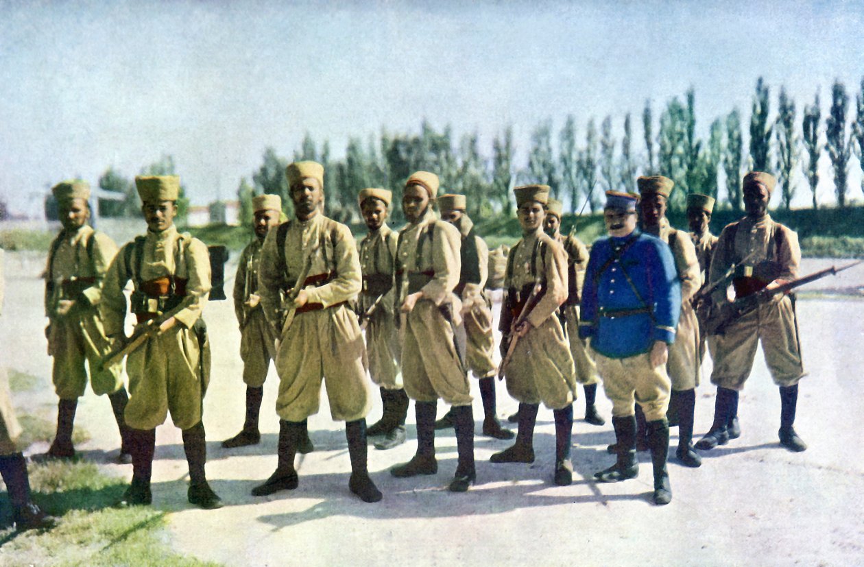 Marokkolaiset kiväärit ja ranskalainen upseeri kylän laidalla Marnen taistelun aikana Pariisin itäpuolella, syyskuussa 1914 (autokromi) tekijältä Jules Gervais Courtellemont