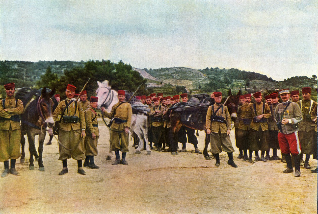 Marokkolaiset kiväärit ja ranskalainen upseeri Marnen taistelun aikana Pariisin itäpuolella, syyskuussa 1914 (autokromi) tekijältä Jules Gervais Courtellemont