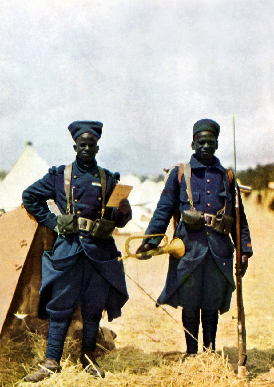 Senegalilaisia kiväärimiehiä Marnen taistelussa Pariisin itäpuolella syyskuussa 1914 (omakuvamaalaus). tekijältä Jules Gervais Courtellemont