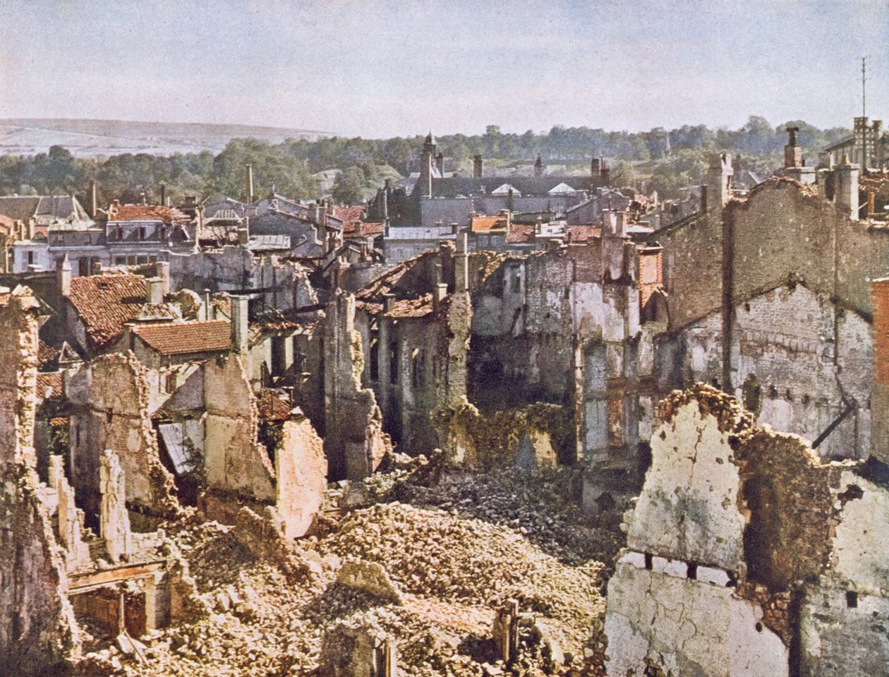 Verdunin rauniot 8 kuukauden pommituksen jälkeen, 191617 (värikuvan jälkeen) tekijältä Jules Gervais Courtellemont