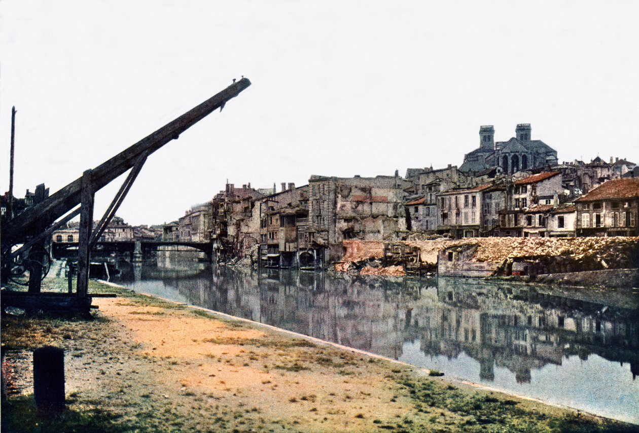 Maas ja Verdun pahoin vaurioituneine rakennuksilla joen varrella, syyskuu 1916 (autokromi) tekijältä Jules Gervais Courtellemont