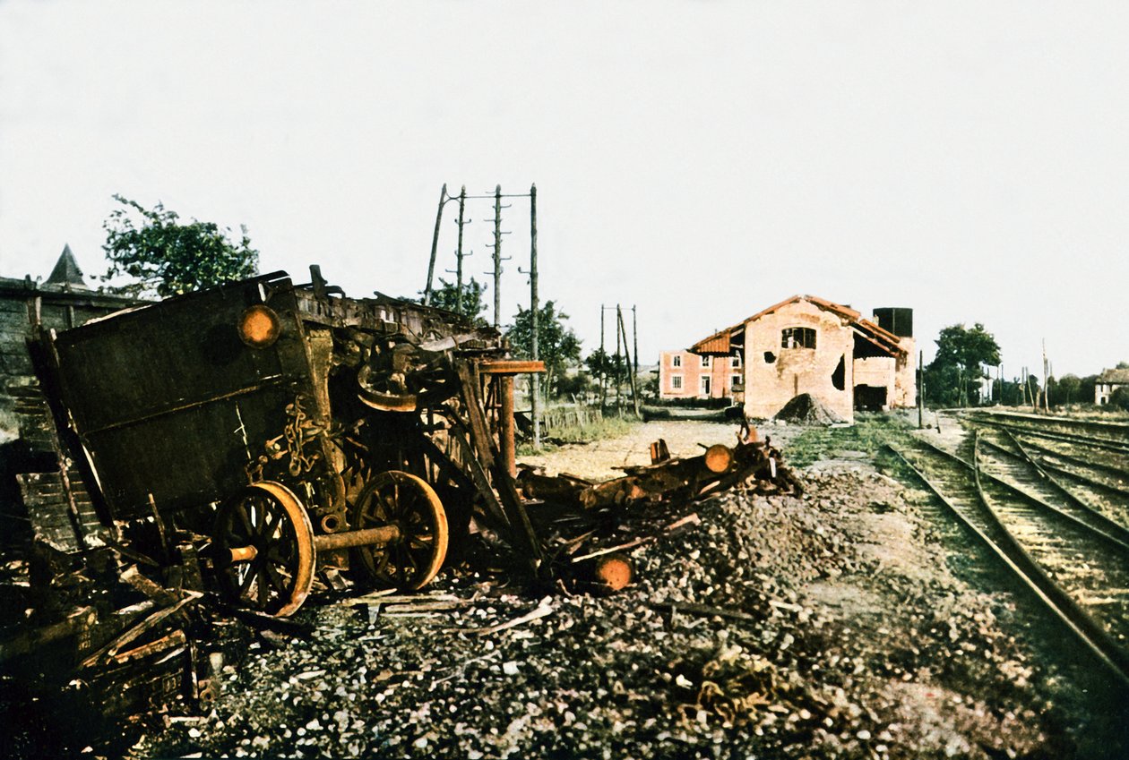 Vaurioitunut Dombasle-en-Argonnen rautatieasema Verdunin länsipuolella, syyskuu 1916 (autokromi) tekijältä Jules Gervais Courtellemont