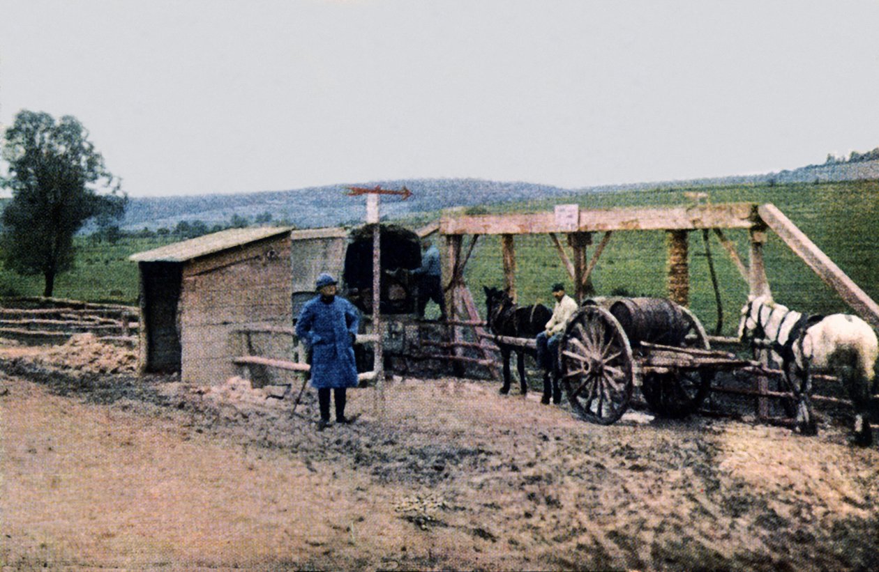 Ranskalainen vesihuoltoasema, Verdun, 1916 (autokromi) tekijältä Jules Gervais Courtellemont