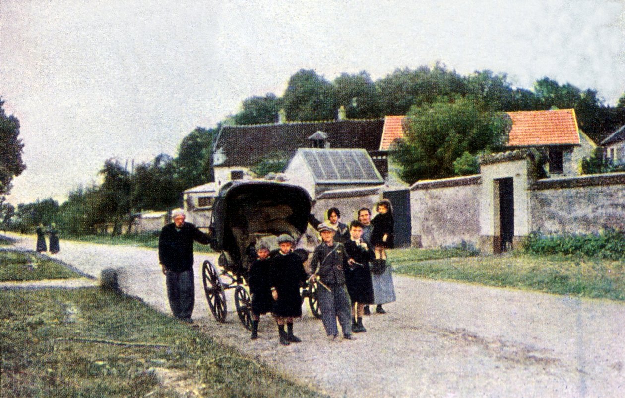 Perhe, joka pakeni Saksan hyökkäyksestä Marnen taistelun aikana Pariisin itäpuolella, syyskuussa 1914 (autokromi) tekijältä Jules Gervais Courtellemont