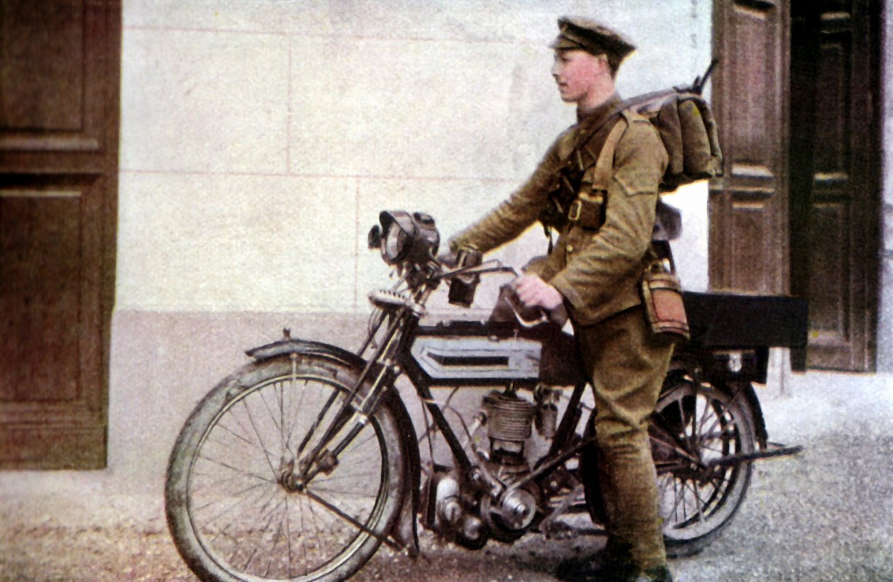 Englantilainen lähetysratsastaja lähdössä liikkeelle Marnen taistelun aikana Pariisin itäpuolella syyskuussa 1914 (luonnonvalokuvamaalaus). tekijältä Jules Gervais Courtellemont