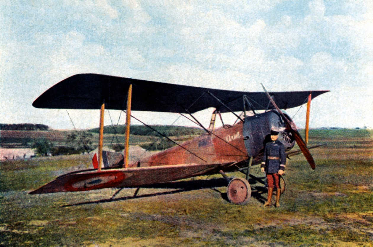 Kapteeni Robert de Beauchamp brittiläisen Sopwith-hävittäjänsä rinnalla palattuaan pommi-iskulta Esseniin, vähän ennen kuolemaansa Verdunissa, syyskuussa 1916 (autokromi) tekijältä Jules Gervais Courtellemont