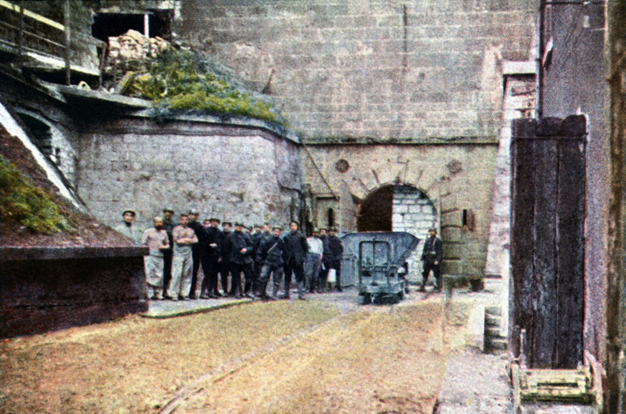 Ranskalaiset sotilaat kasemaattien sisäänkäynnillä, Verdun, syyskuu 1916 (autokromi) tekijältä Jules Gervais Courtellemont