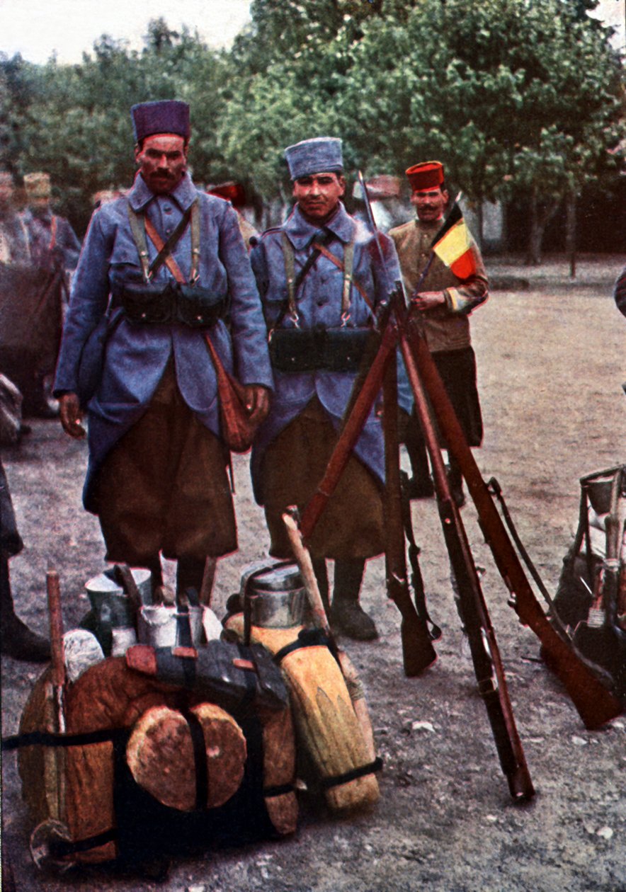Algerialaiset kiväärit leirillä Marnen taistelun aikana Pariisin itäpuolella, syyskuussa 1914 (autokromi) tekijältä Jules Gervais Courtellemont