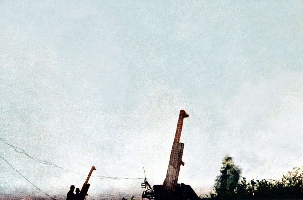 Ilmatorjuntaaseet toiminnassa: 21. helmikuuta lähtien akut ampuivat alas 25 lentokonetta ja ilmapallolohikäärmeen, Verdun, syyskuu 1916 (autokromi) tekijältä Jules Gervais Courtellemont