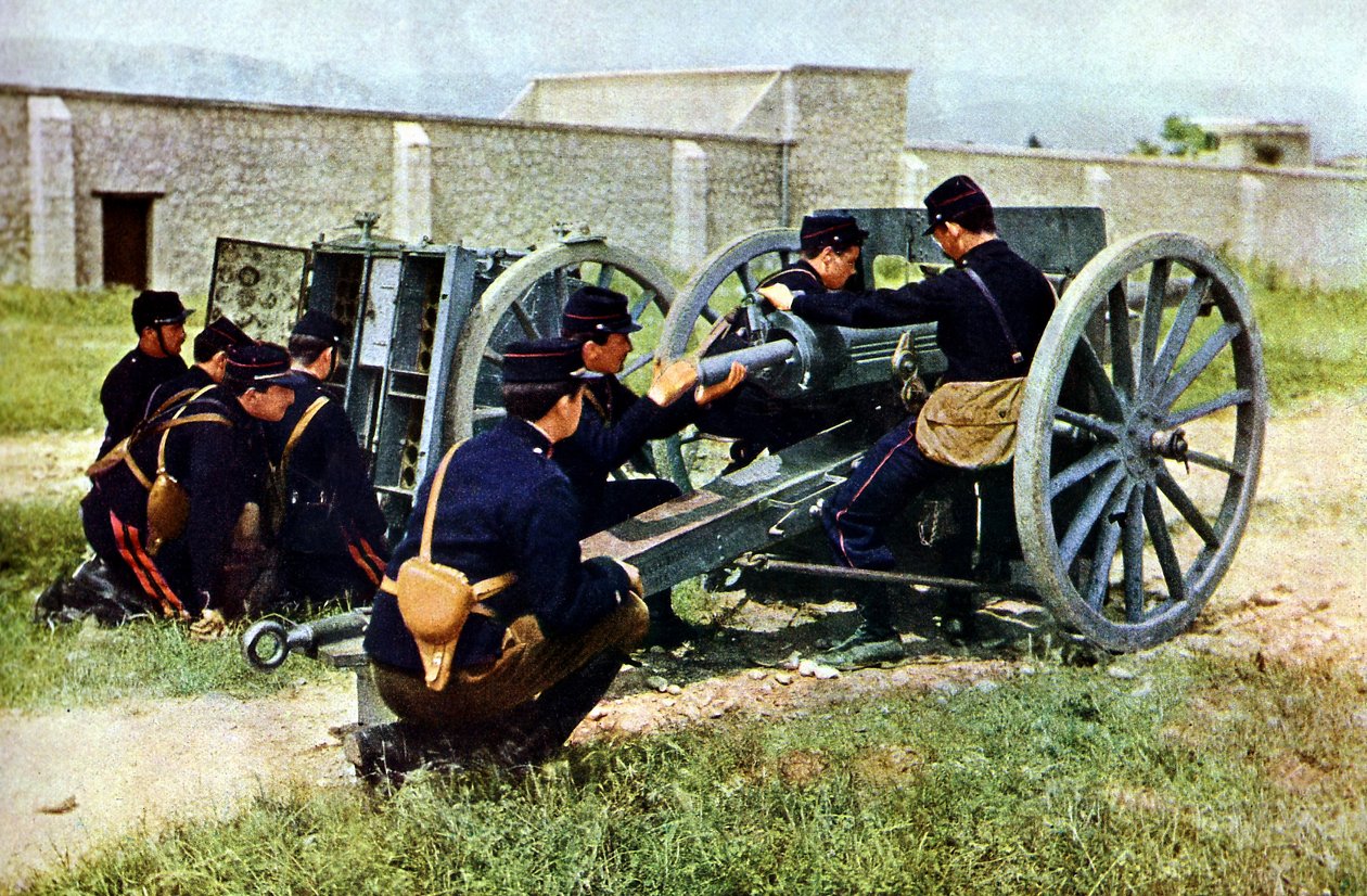 Ranskalaiset sotilaat kranaatinheittimellä toiminnassa Marnen taistelun aikana Pariisin itäpuolella syyskuussa 1914 (autokromi) tekijältä Jules Gervais Courtellemont