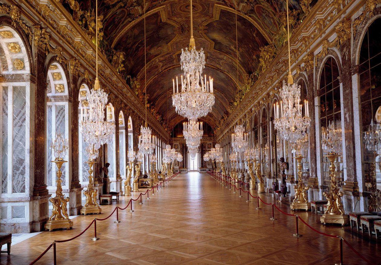 Arkkitehtuuri: näkymä Galerie des Glacesista Versaillesissa, jonka arkkitehti Jules Hardouin-Mansart kunnosti ja rakennettiin vuosina 1678–1684. Versaillesin linna, Versailles tekijältä Jules Hardouin Mansart