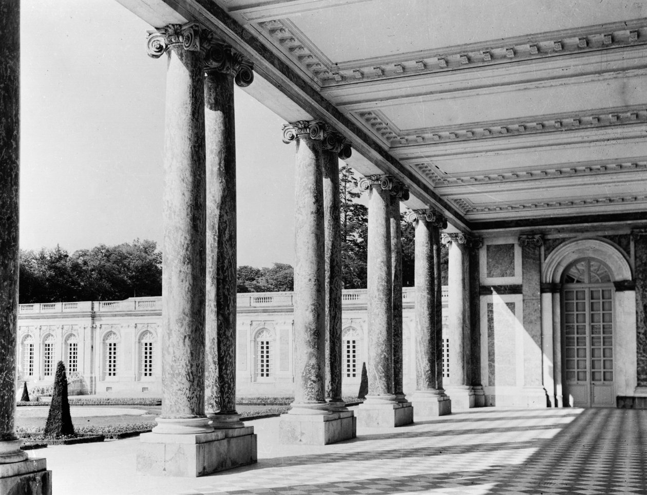 Näkymä Suuren Trianonin peristylelle ja vasemmalle siivelle, 1687-88 tekijältä Jules Hardouin Mansart