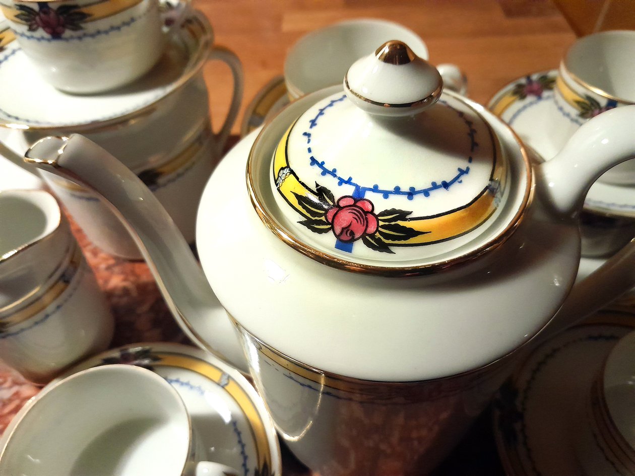 Art Deco -teesetti, 2023 (kuva) tekijältä Jules Vieillard