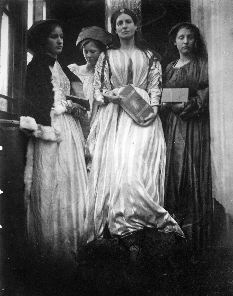 Kuvitus "Prinsessa", Alfred, Lord Tennyson, 1875 (albumiprintti) tekijältä Julia Margaret Cameron