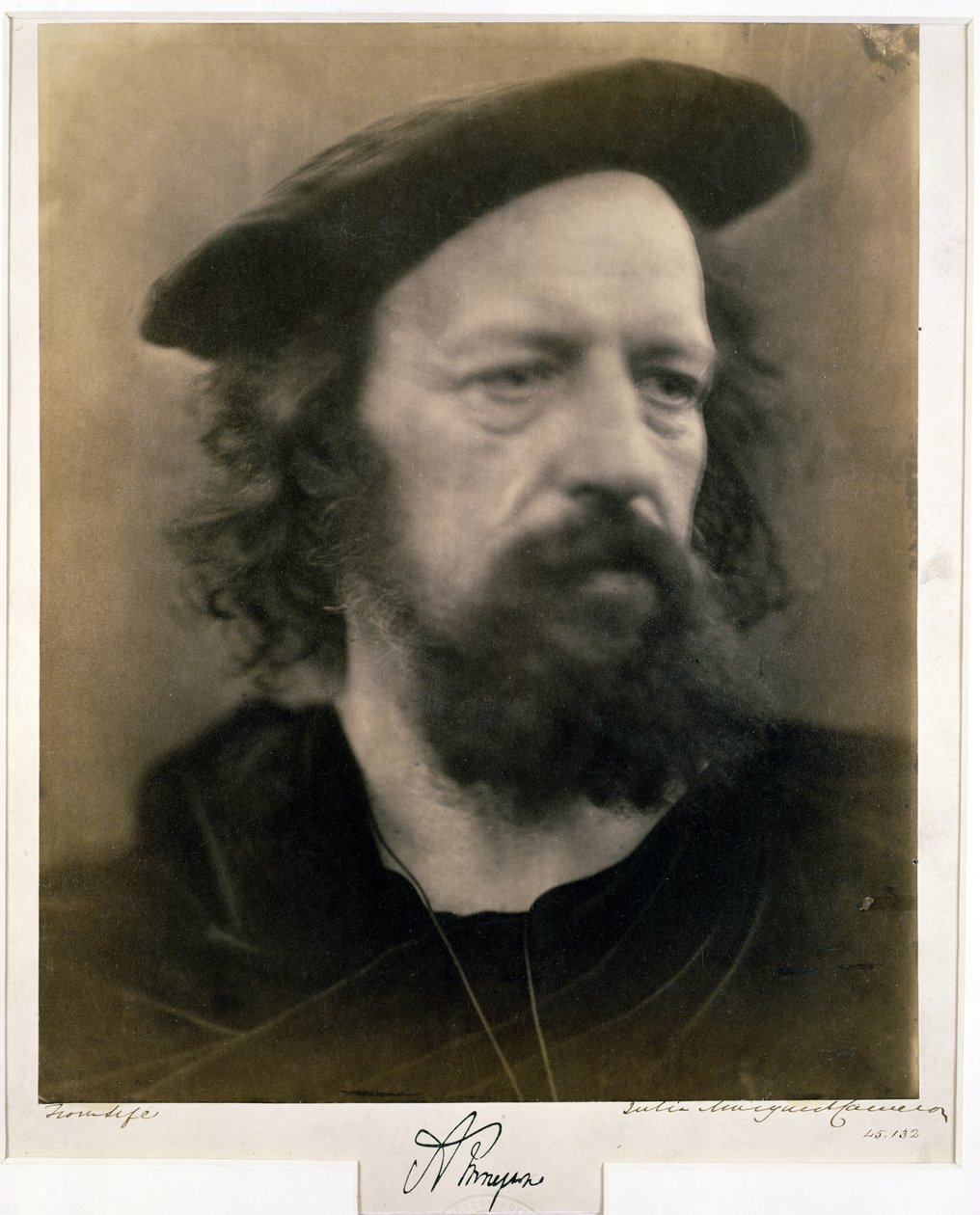 Alfred, Lord Tennysonin muotokuva tekijältä Julia Margaret Cameron