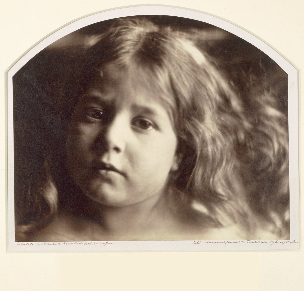 Nuoren tytön muotokuva (albumiiniprintti kollodionilla lasilla negatiivista) tekijältä Julia Margaret Cameron