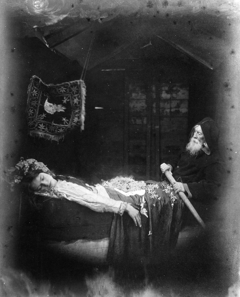 The Death of Elaine, kuvitus Alfred, Lord Tennysonin teoksesta "The Idylls of the King", 1875 (albumiprintti) tekijältä Julia Margaret Cameron