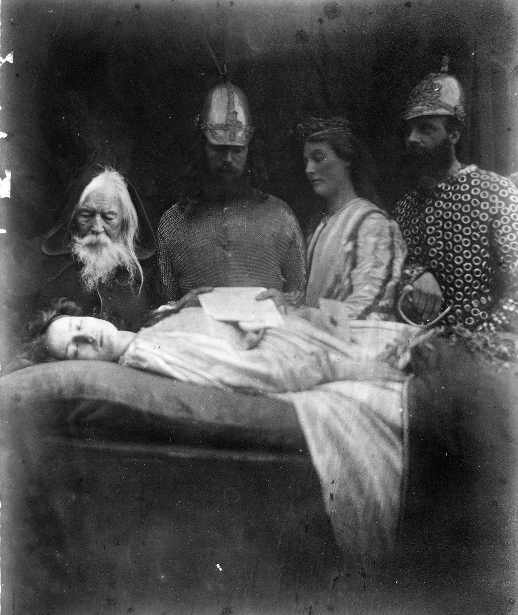 The Death of Elaine, kuvitus Alfred, Lord Tennysonin teoksesta "The Idylls of the King", 1875 (albumiprintti) tekijältä Julia Margaret Cameron