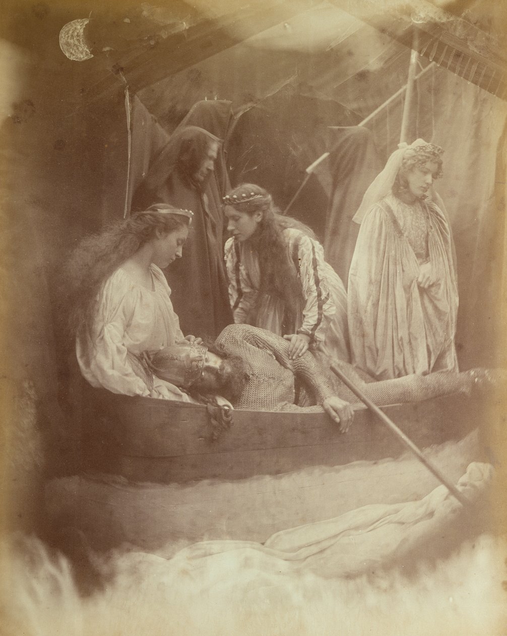 Kuningas Arthurin poismeno, kuvitus Alfred Tennysonin teoksesta "Idylls of the King", 1874 (hiilipainatus) tekijältä Julia Margaret Cameron
