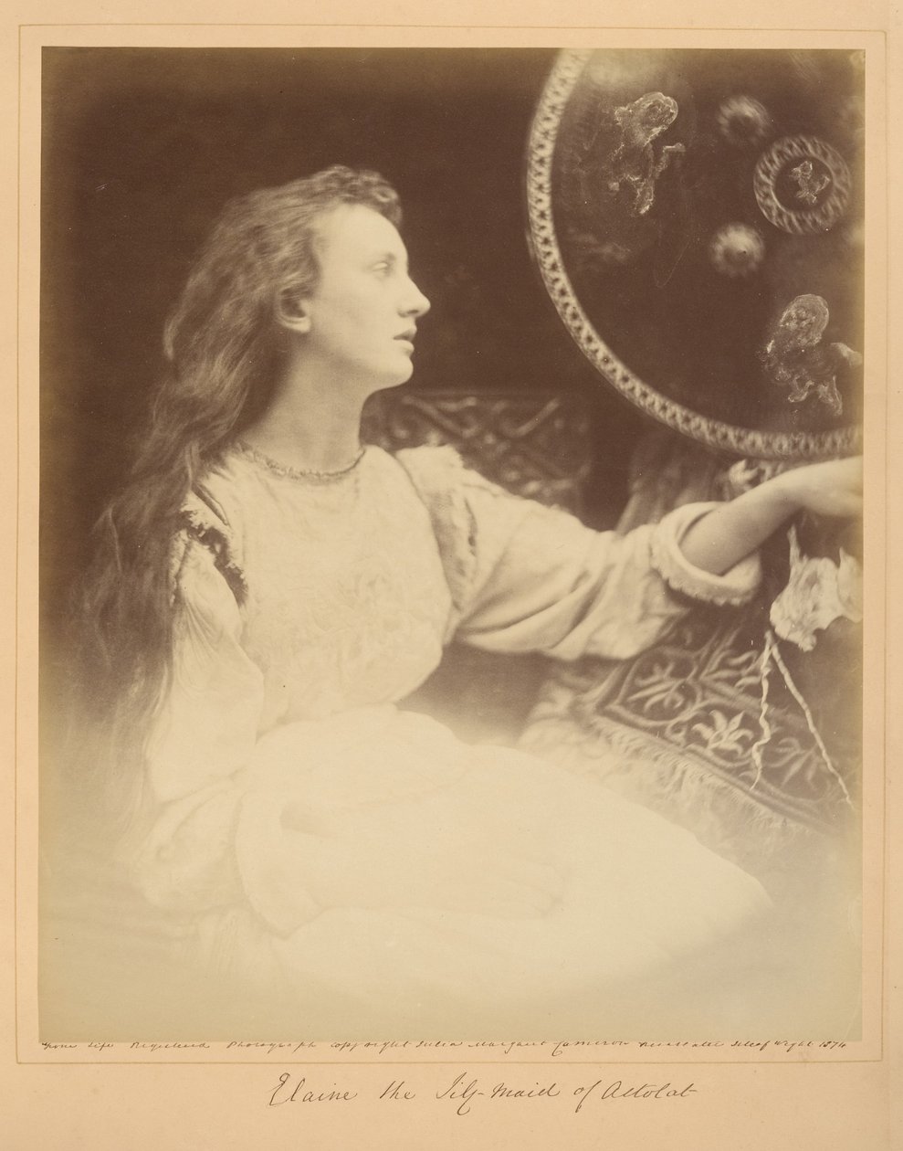 Elaine, Lilja – Astolatin neito tekijältä Julia Margaret Cameron