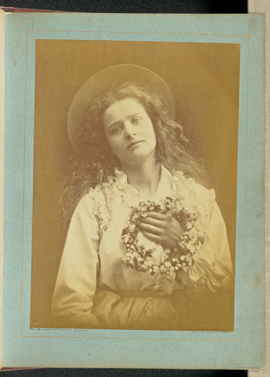 ["Minusta tulee toukokuun kuningatar, äiti, minusta tulee toukokuun kuningatar"] tekijältä Julia Margaret Cameron