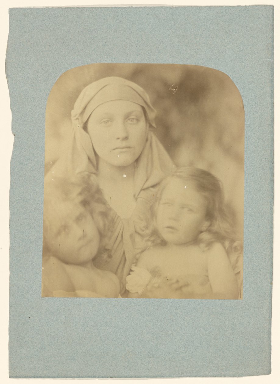 [Madonna ja kaksi lasta] tekijältä Julia Margaret Cameron
