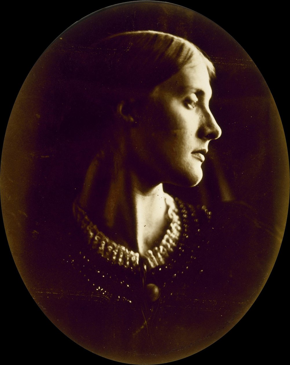 Mrs. Herbert Duckworth (1846-1895), omaa sukua Julia Prinsep Jackson, myöhemmin Mrs. Julia Stephen, Virginia Woolfin äiti tekijältä Julia Margaret Cameron