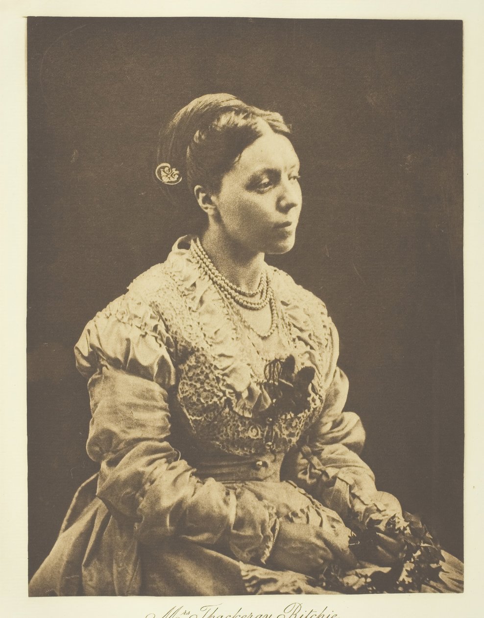 Rouva Thackeray Ritchie, 1870, painettu n. 1893. tekijältä Julia Margaret Cameron