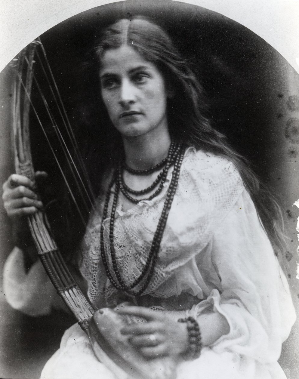 Oi Hark! O Hear!, kuvitus "Prinsessa", Alfred, Lord Tennyson, 1875 (albumiprintti) tekijältä Julia Margaret Cameron