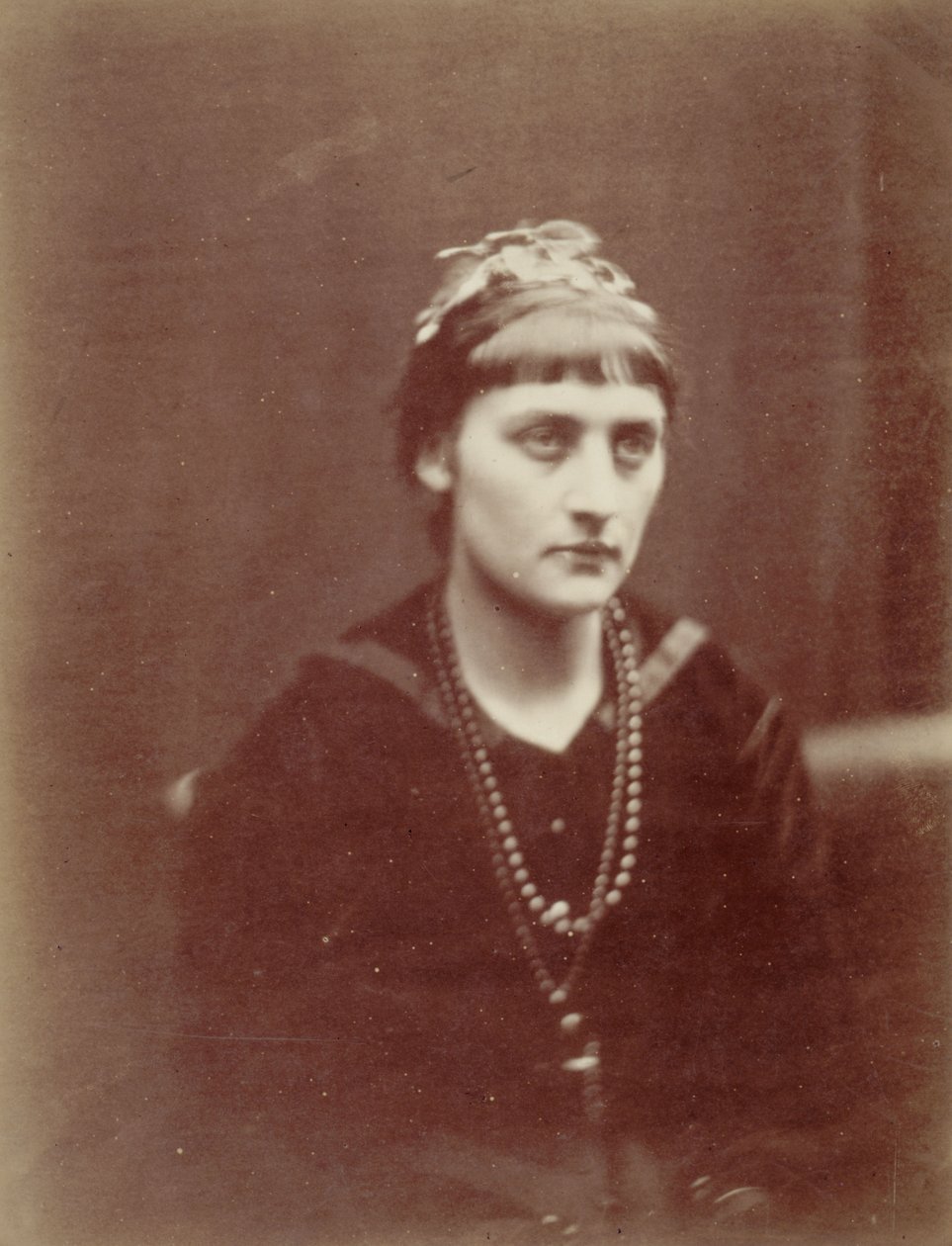 Kahteen kaulakoruun pukeutuneen naisen muotokuva tekijältä Julia Margaret Cameron