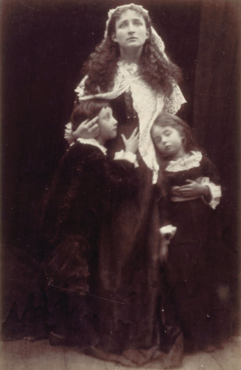 "Kuningatar Henrietta Maria ja hänen lapsensa" (Rachel ja Laura Gurney) tekijältä Julia Margaret Cameron