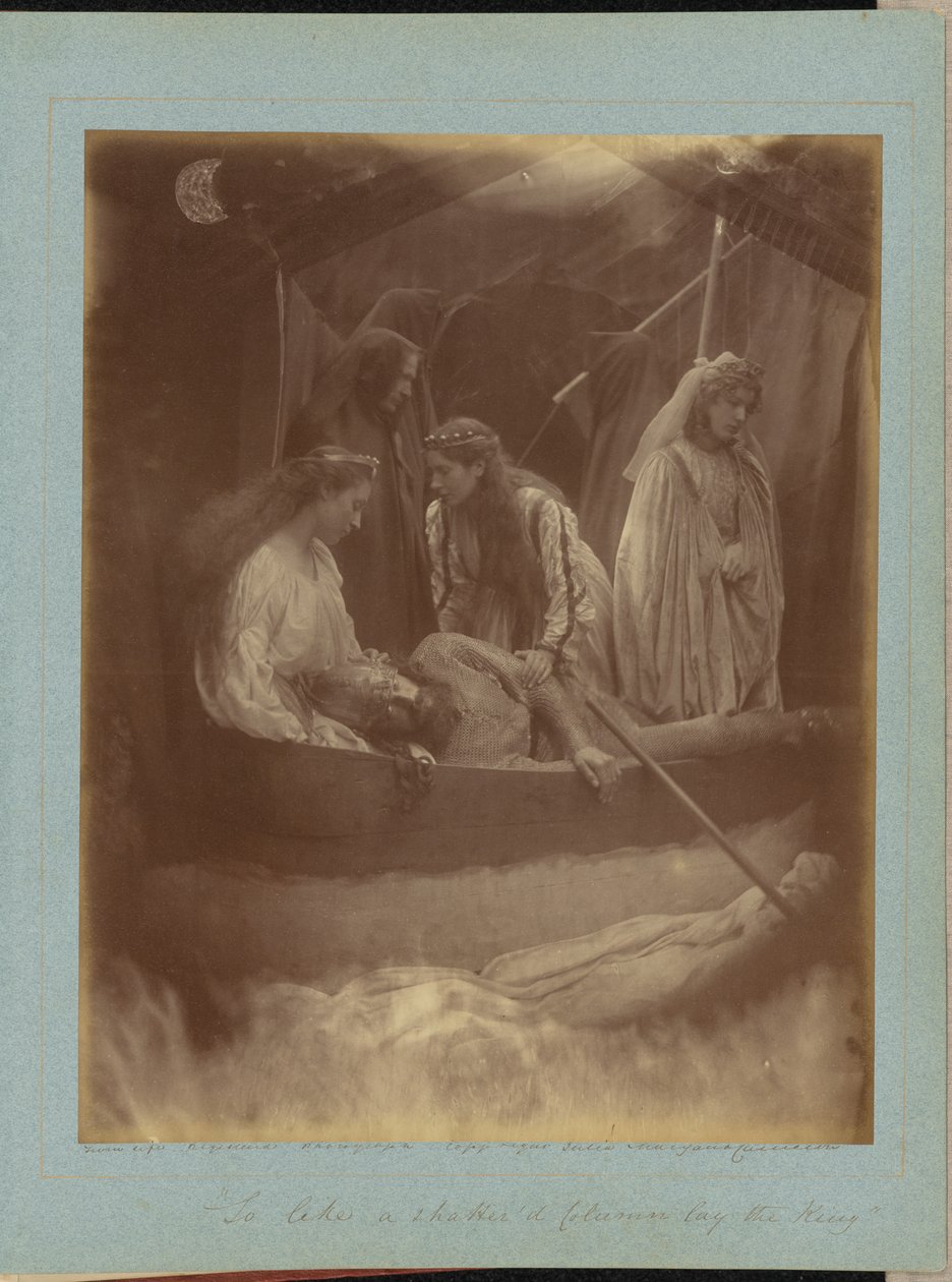 "Kuningas makasi siis kuin särkynyt pylväs" tekijältä Julia Margaret Cameron