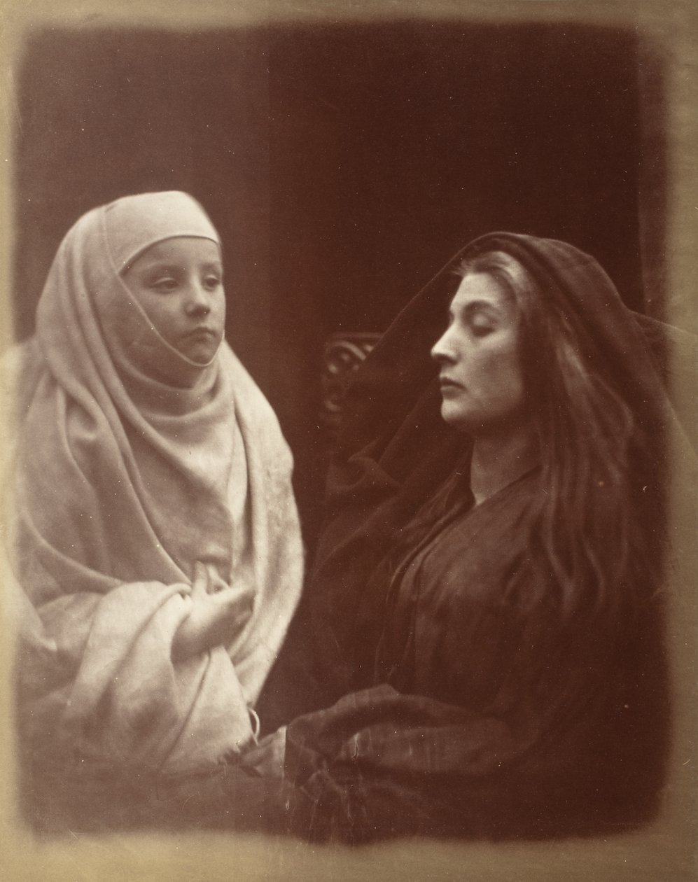 Pieni noviisi ja kuningatar Guinevere Almsburyn pyhässä talossa tekijältä Julia Margaret Cameron