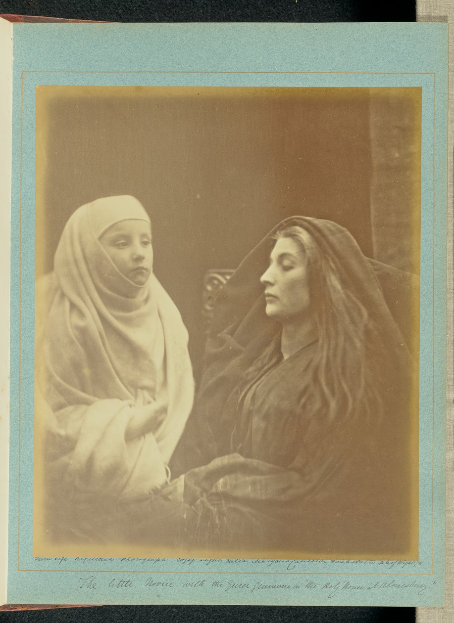 Pieni noviisi kuningatar Guineveren kanssa "Almesburyn pyhässä talossa" tekijältä Julia Margaret Cameron