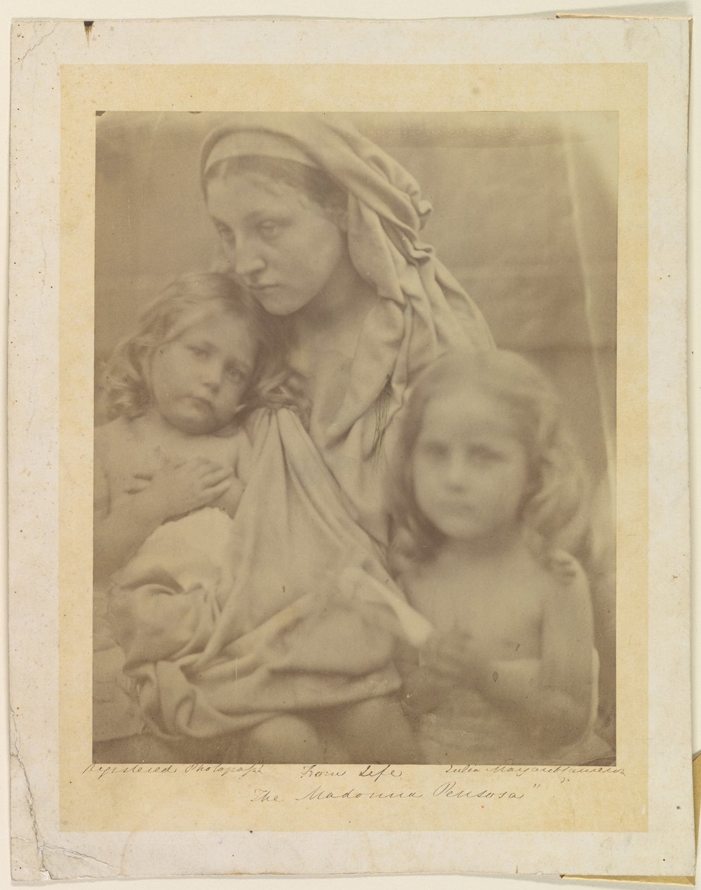 Mietiskelevä Madonna tekijältä Julia Margaret Cameron