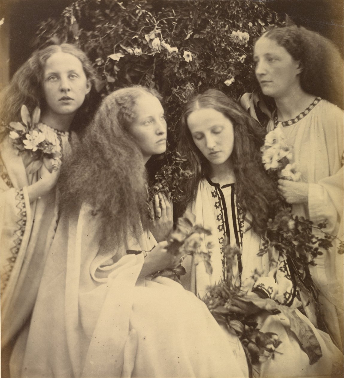 Tyttöjen Ruusunuppu-puutarha tekijältä Julia Margaret Cameron