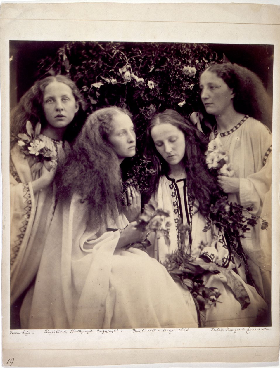 "Tyttöjen ruusunnuppupuutarha" - Fraser Tytlerin sisarukset tekijältä Julia Margaret Cameron