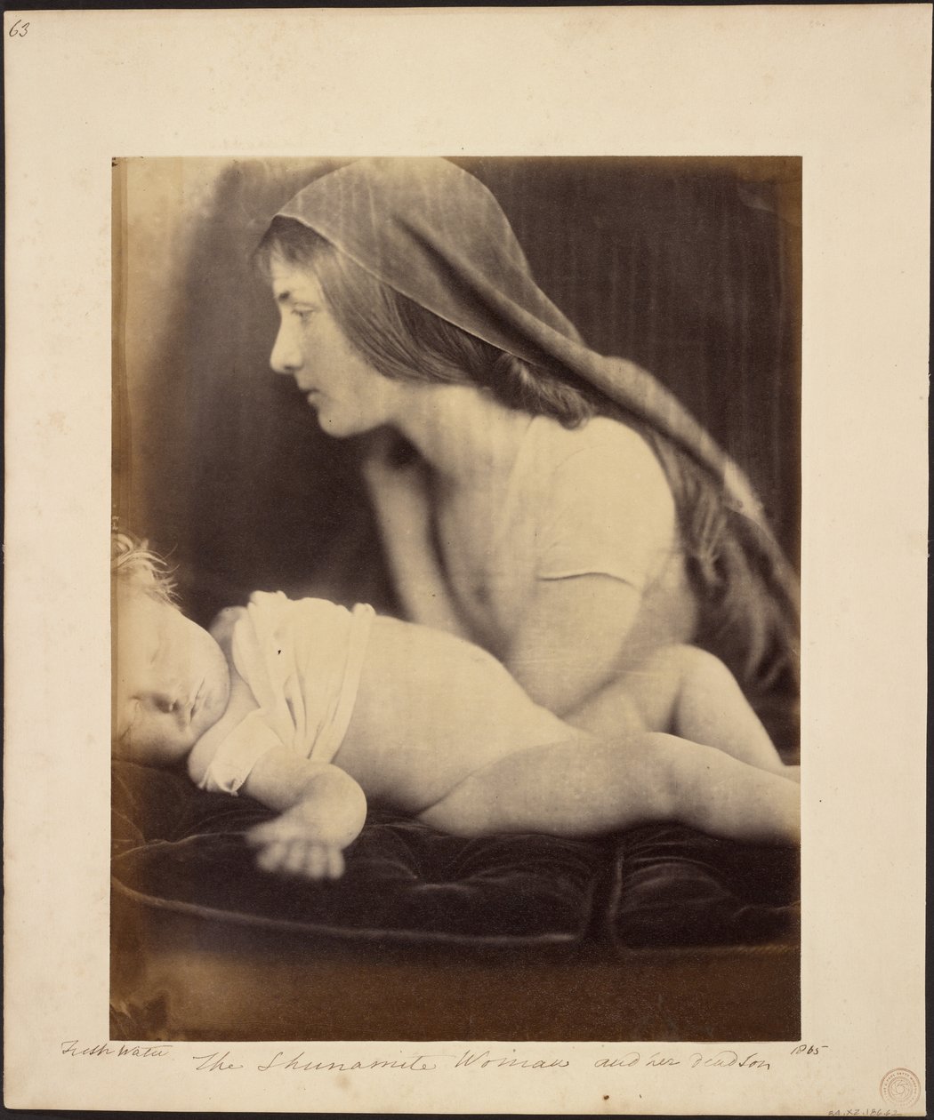 Sunemilainen nainen ja hänen kuollut poikansa tekijältä Julia Margaret Cameron
