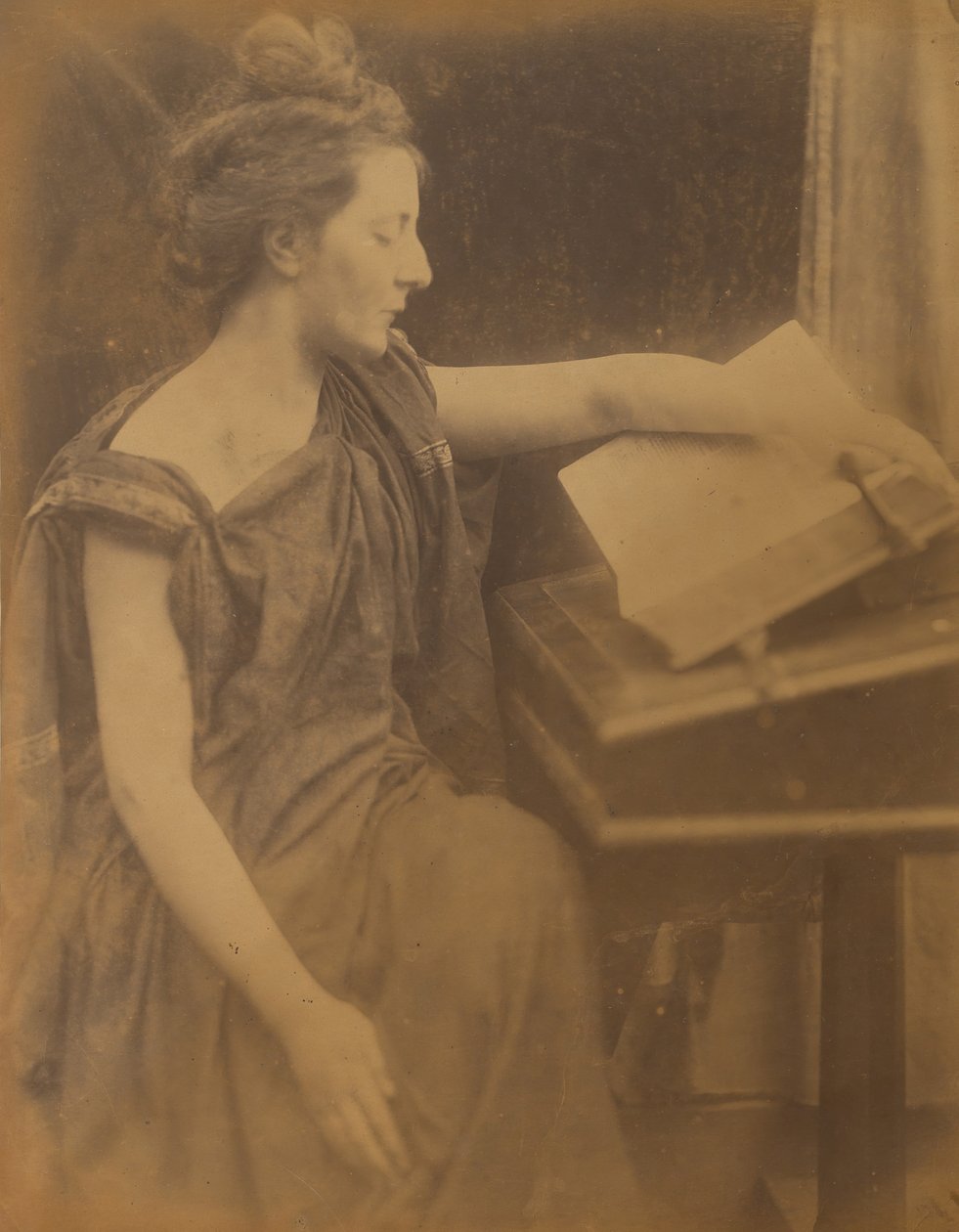 [Nainen kylpytakeissa lukemassa kirjaa], 1870. tekijältä Julia Margaret Cameron