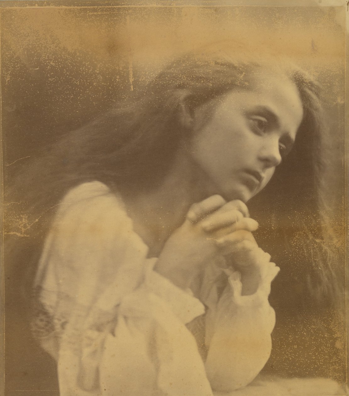 Nuori tyttö rukoilee tekijältä Julia Margaret Cameron