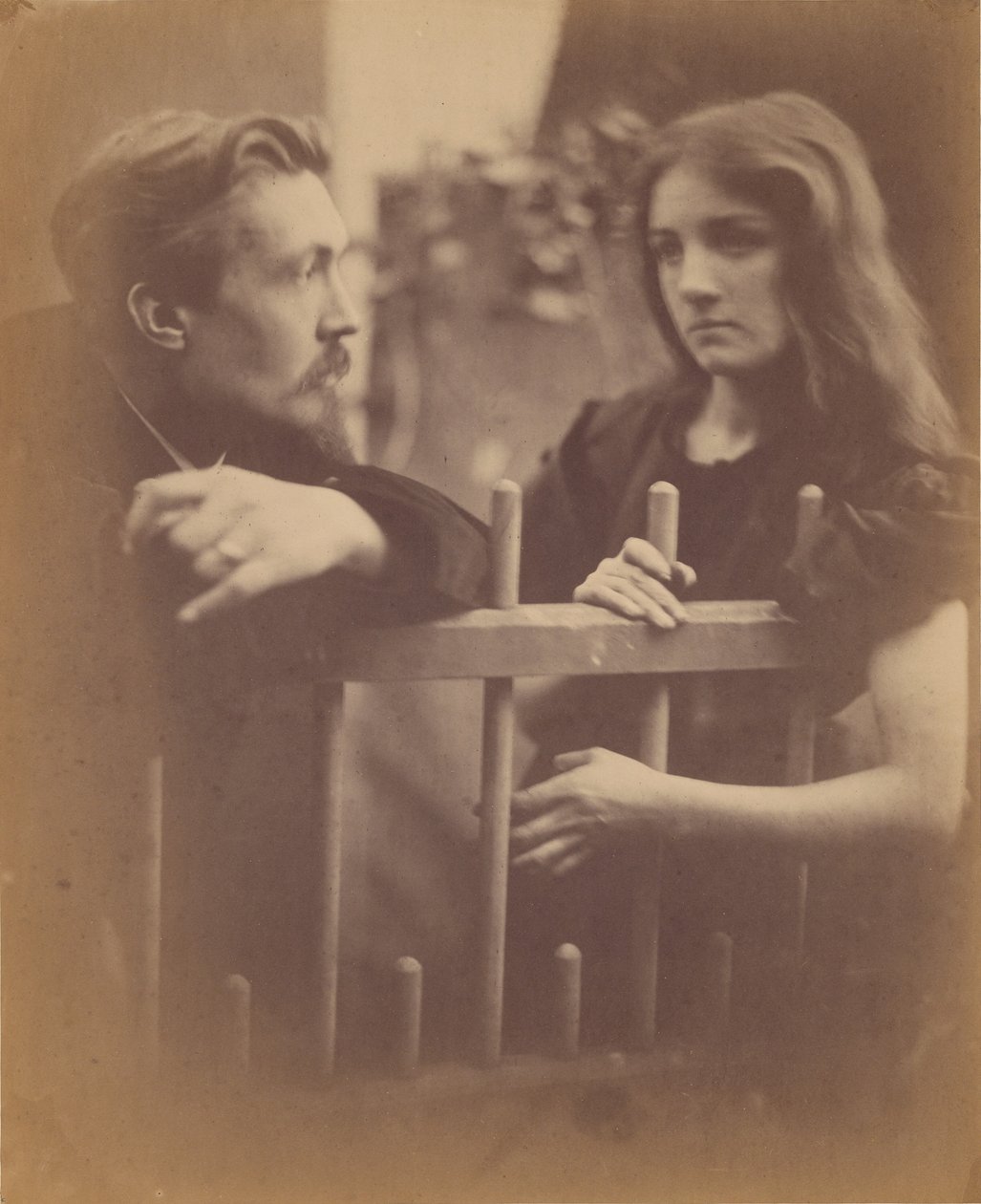 [Nuori mies ja nainen nojaavat puuaitaan] tekijältä Julia Margaret Cameron